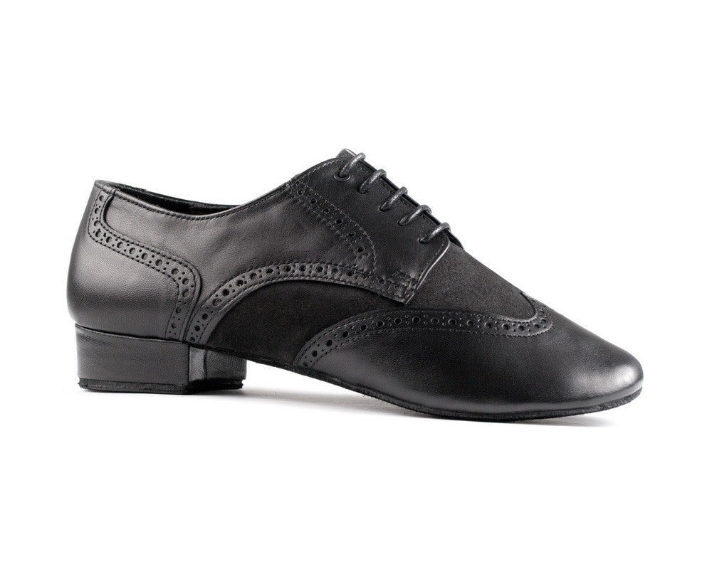 Der PD042 Tango-Tanzschuh von Portdance ist ein schwarzer Lederschuh mit Brogue-Details und niedrigem Absatz.